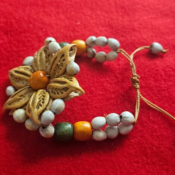 Bracelet of seeds and cats claw pods - Picture 4 of 5